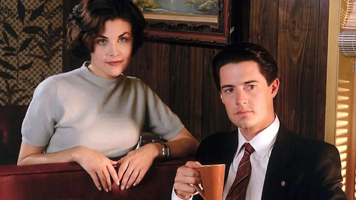 Creada por David Lynch y Mark Frost, Twin Peaks se estrenó en 1990. Creada por David Lynch y Mark Frost, Twin Peaks se estrenó en 1990.
