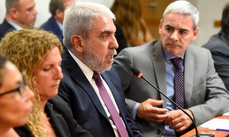 Al exponer en Diputados, Aníbal Fernández dijo que se enviaron más de la mitad de los recursos para seguridad a Santa Fe. Al exponer en Diputados, Aníbal Fernández dijo que se enviaron más de la mitad de los recursos para seguridad a Santa Fe.