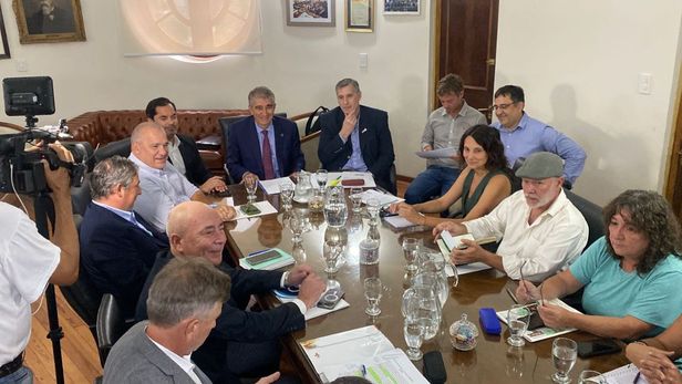 El Gobierno y los gremios retomaron las charlas por paritarias. El Gobierno y los gremios retomaron las charlas por paritarias.