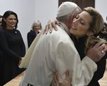 El Papa Francisco recibe a Fabiola Yáñez, durante un encuentro organizado por Scholas Occurrentes. El Papa Francisco recibe a Fabiola Yáñez, durante un encuentro organizado por Scholas Occurrentes.