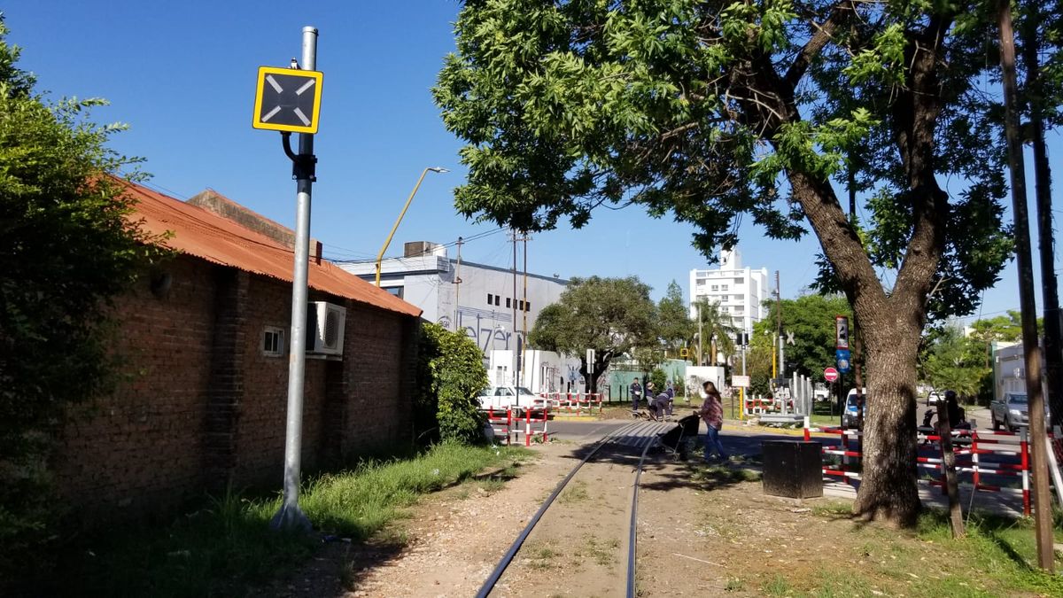 La empresa Belgrano Cargas debió cementar el cableado subterráneo de los semáforos que permiten saber al conductor del tren si las barreras descendieron adecuadamente.