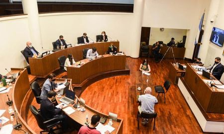 El Concejo se sumó a la adopción de medidas para garantizar el cumplimiento del aislamiento, y se habilitó a taxis, remises y transportes escolares a trasladar bienes puerta a puerta. El Concejo se sumó a la adopción de medidas para garantizar el cumplimiento del aislamiento, y se habilitó a taxis, remises y transportes escolares a trasladar bienes puerta a puerta.