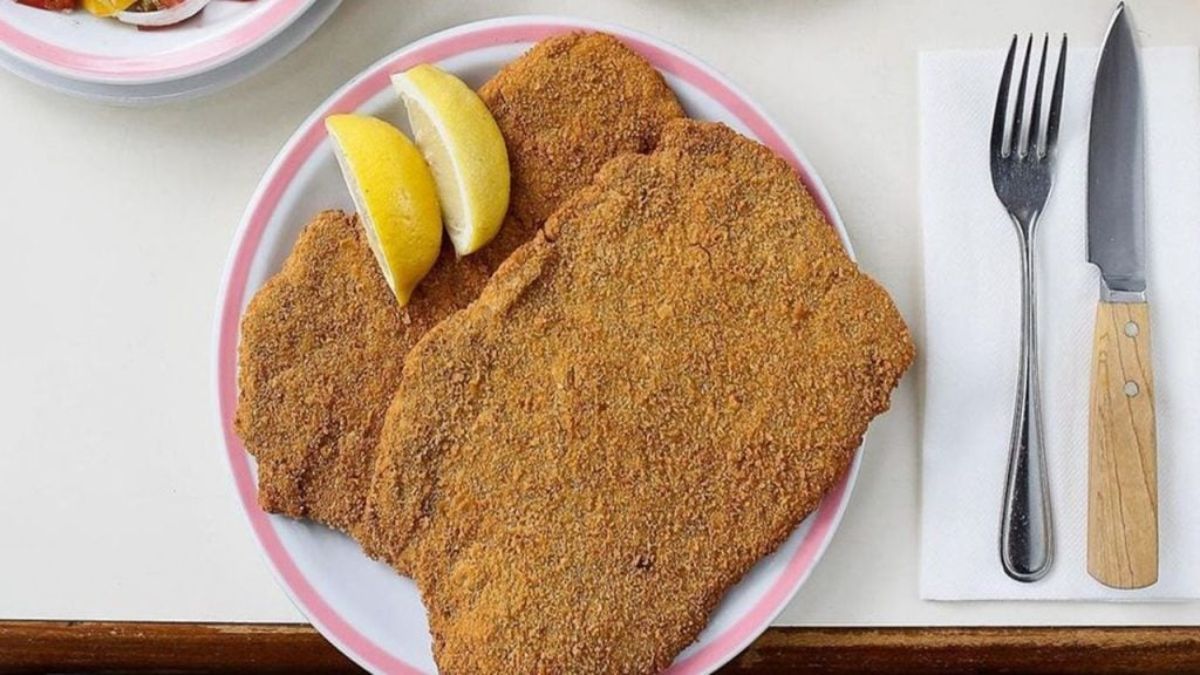 La milanesa de bife de chorizo en El Preferido de Palermo es uno de los platos más buscados por los comensales.