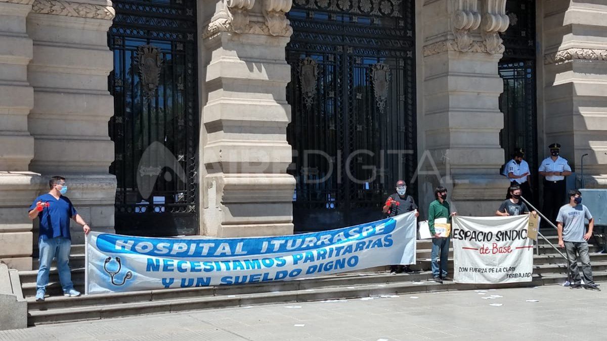 "Necesitamos paritarias y un sueldo digno", reclama uno de los carteles que acompañó la manifestación. 