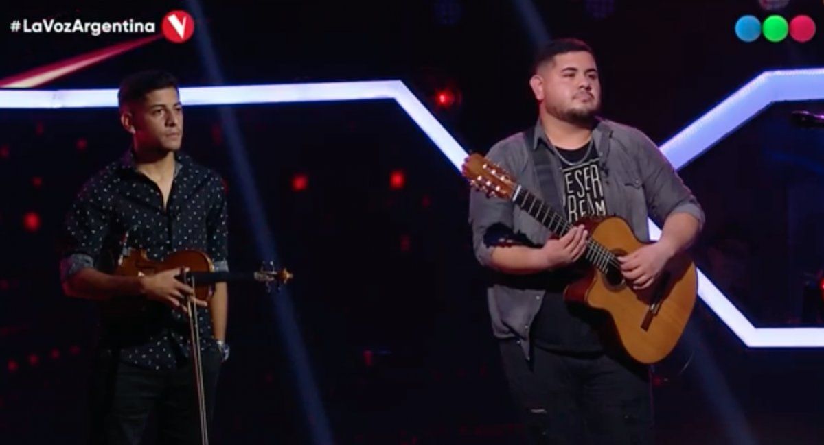 Dos hermanos rompieron en llanto al hablar de la muerte de su padre en La Voz Argentina.