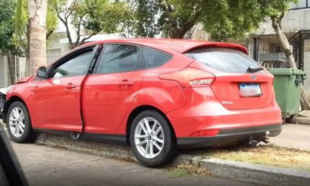 Se descompensó al volante y terminó con su auto sobre el cantero central en el sur de Santa Fe Se descompensó al volante y terminó con su auto sobre el cantero central en el sur de Santa Fe