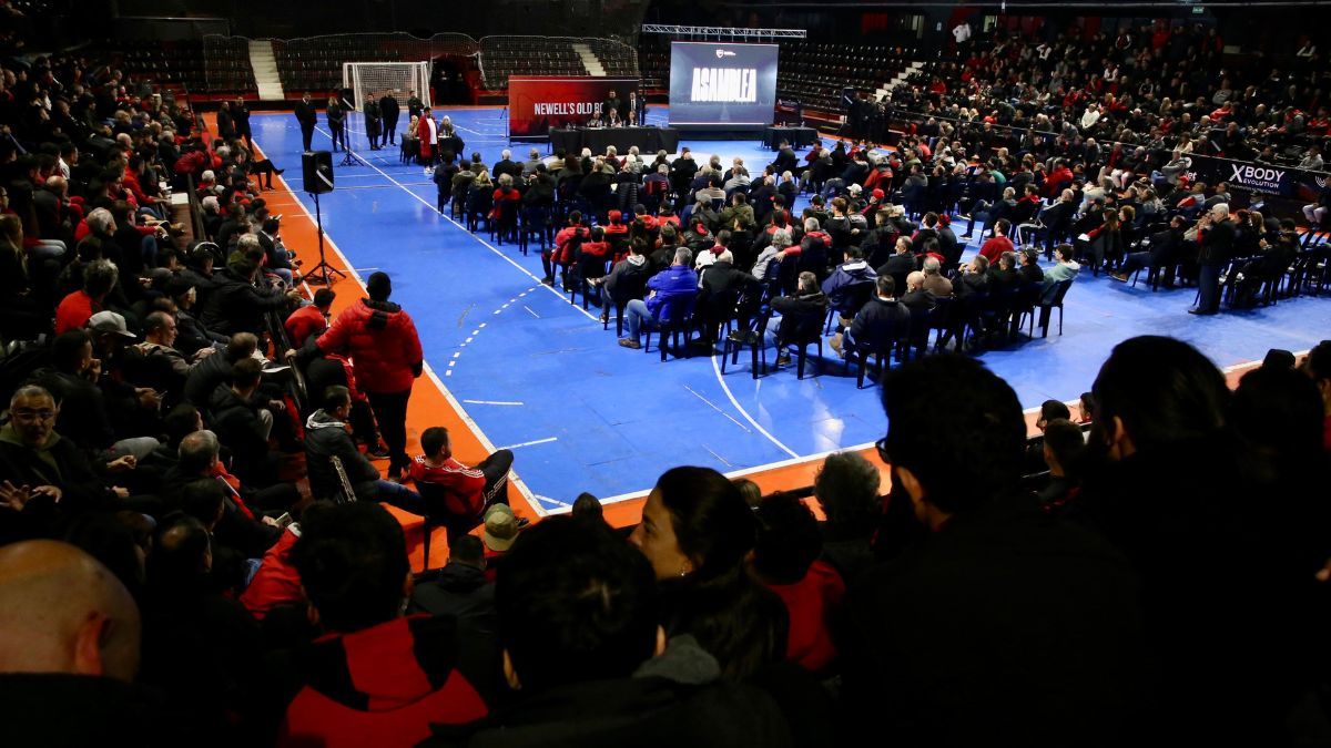 Se suspendió la asamblea de Newell's tras las trompadas y sillazos entre los hinchas. Se suspendió la asamblea de Newell's tras las trompadas y sillazos entre los hinchas.
