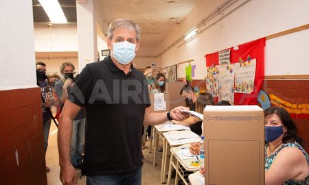 El intendente valoró el cambio de protocolo para facilitar el proceso en los centros de votación. El intendente valoró el cambio de protocolo para facilitar el proceso en los centros de votación.
