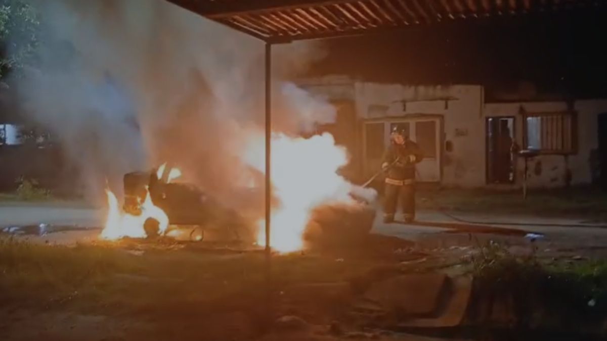 Santa Fe: un auto destruido por completo tras un incendio