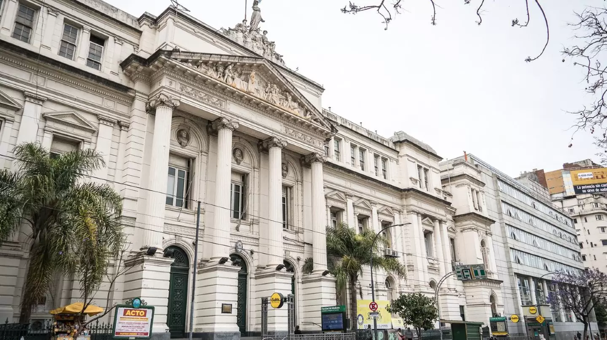 Un estudiante falleció mientras esperaba para rendir un examen presencial.