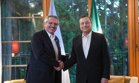 El presidente Alberto Fernández mantuvo un encuentro bilateral esta tarde con el presidente del Consejo de Ministros de la República Italiana, Mario Draghi. El presidente Alberto Fernández mantuvo un encuentro bilateral esta tarde con el presidente del Consejo de Ministros de la República Italiana, Mario Draghi.
