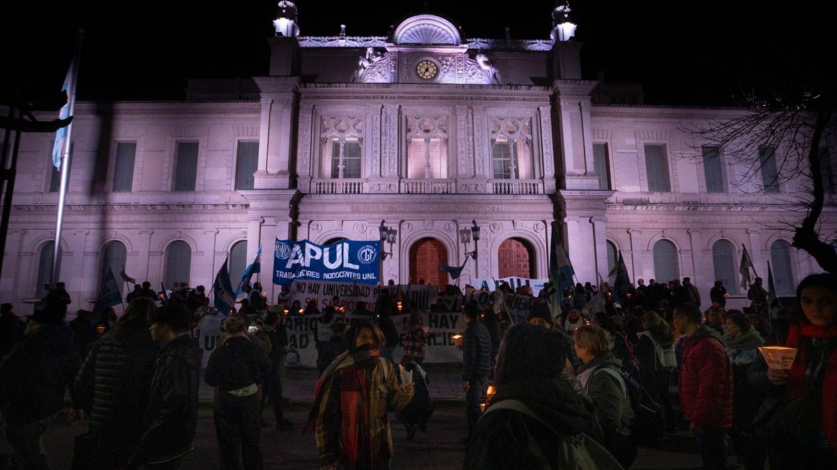 La UNL ha desplegado diversas estrategias para sostener su funcionamiento, advirtió el rector Enrique Mammarella. 