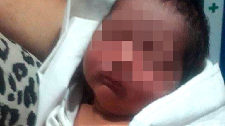 “Me llamo Bryan Samuel”, se lee en el cartel que alguien dejó al lado de un niño recién nacido, en el partido de Tres de Febrero (Prov. de Buenos Aires). El hallazgo se produjo ayer: el bebé estaba en la vía pública, medio envuelto en una bolsa. Y el triste mensaje colgaba de su ropita. 