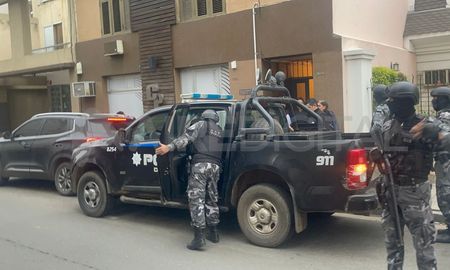 Jauchen al ser sacado por la policía en su domicilio. Jauchen al ser sacado por la policía en su domicilio.