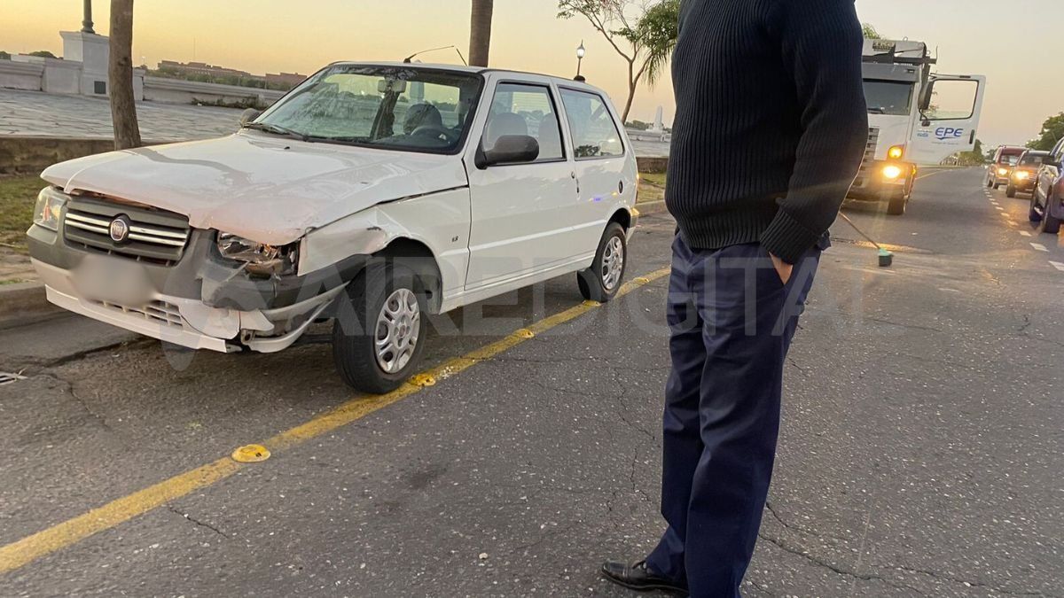 El Fiat Uno es otro de los vehículos involucrados en el triple choque. El Fiat Uno es otro de los vehículos involucrados en el triple choque.