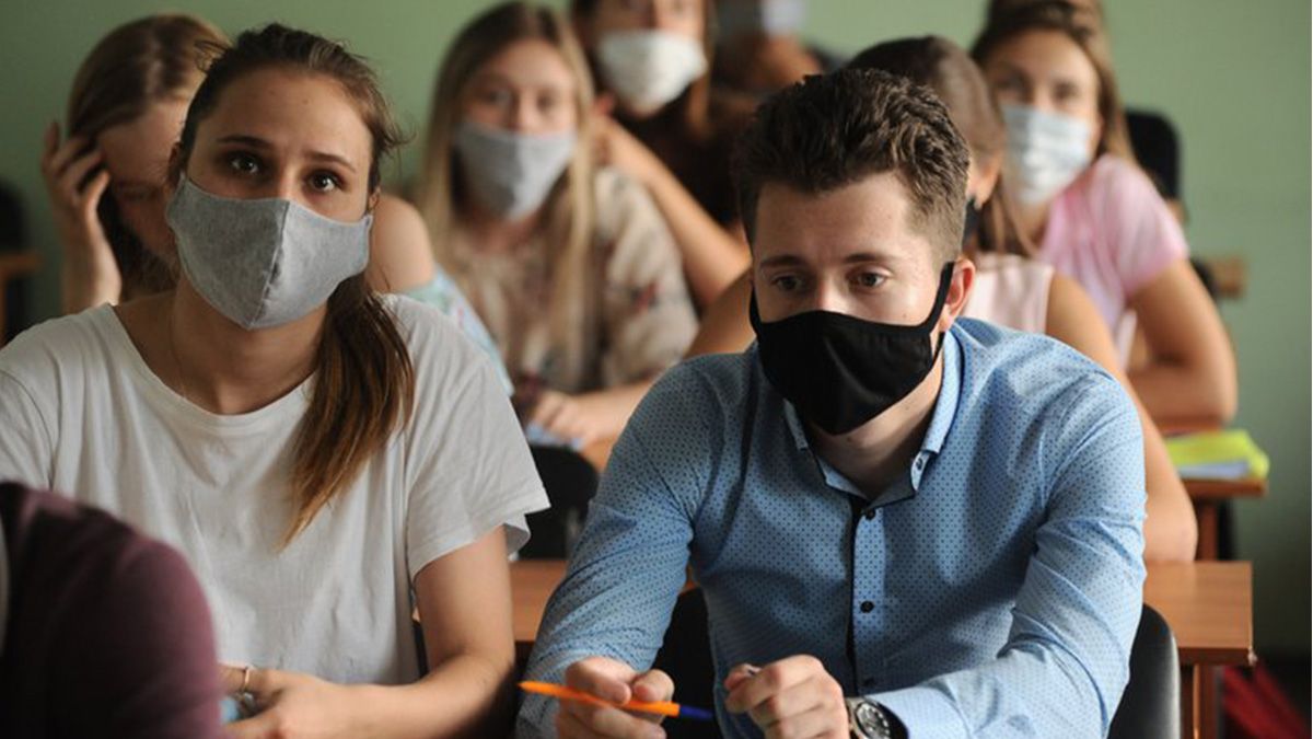 Estudiantes con mascarilla en una universidad rusa
