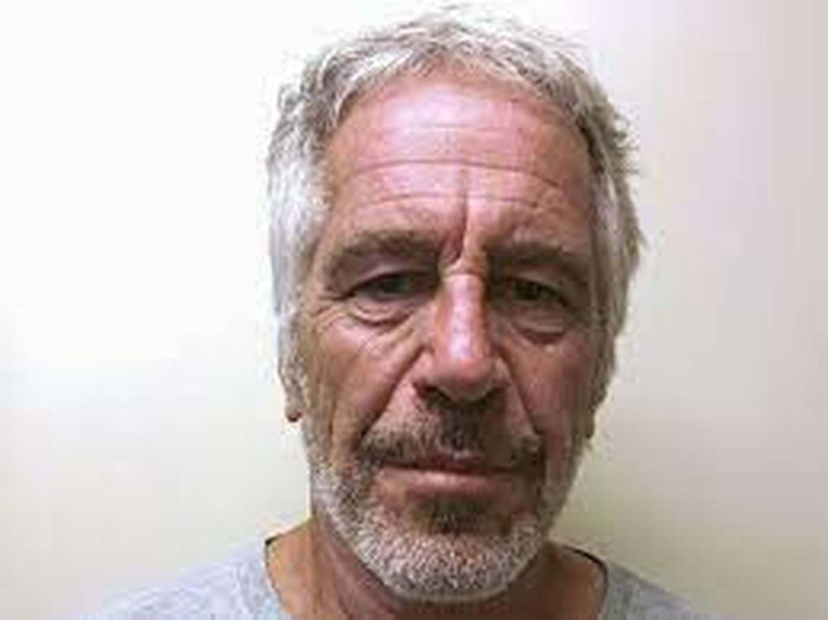 Jeffrey Edward Epstein fue un pedófilo magnate financiero estadounidense, condenado por una red de tráfico de menores en el mundo de élite. Comenzó su carrera como funcionario financiero en el banco de inversión Bear Stearns, antes de fundar su propia firma, J. Epstein & Co. Jeffrey Edward Epstein fue un pedófilo magnate financiero estadounidense, condenado por una red de tráfico de menores en el mundo de élite. Comenzó su carrera como funcionario financiero en el banco de inversión Bear Stearns, antes de fundar su propia firma, J. Epstein & Co.