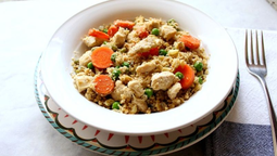 altText(Arroz de coliflor con pollo y vegetales: el platazo de 180 calorías que es tendencia)}