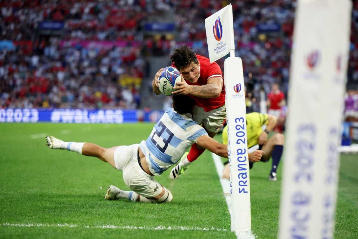 El momento en el que Matías Moroni realiza el histórico tackle ante Gales. En las redes sociales lo apodaron el Dibu Martínez de Los Pumas.