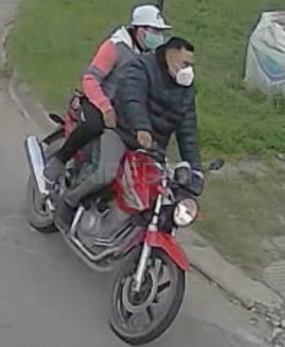 Los dos ladrones fueron fotografiados sobre Pasaje Marsengo.