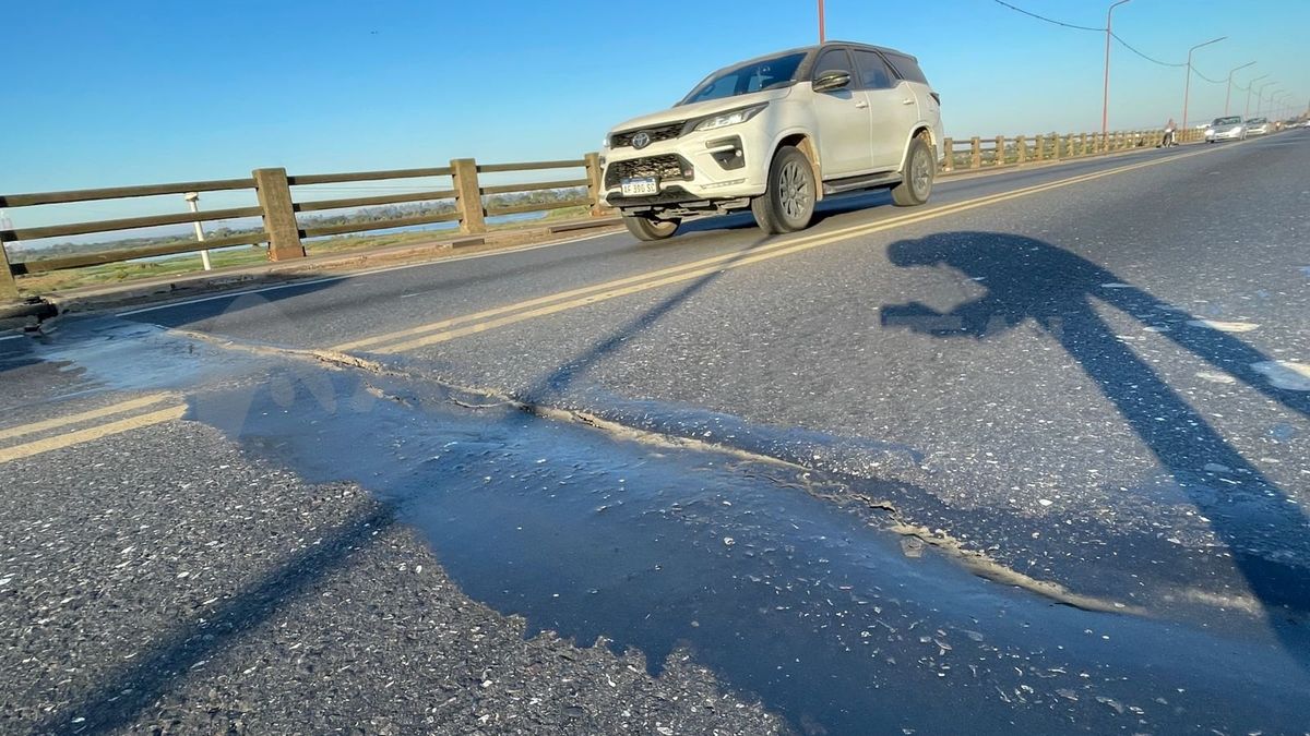 La grieta apareció a unos 15 metros del ingreso al Puente Carretero