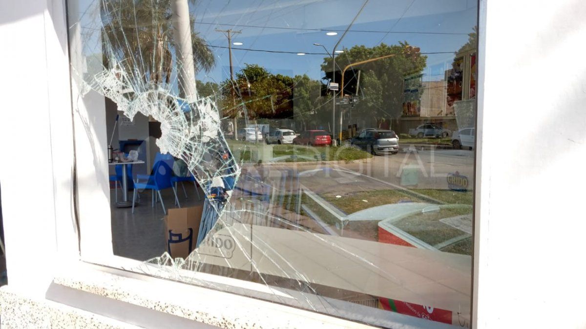 A la 1.30 de hoy rompieron el vidrio de un piedrazo y entraron a robar