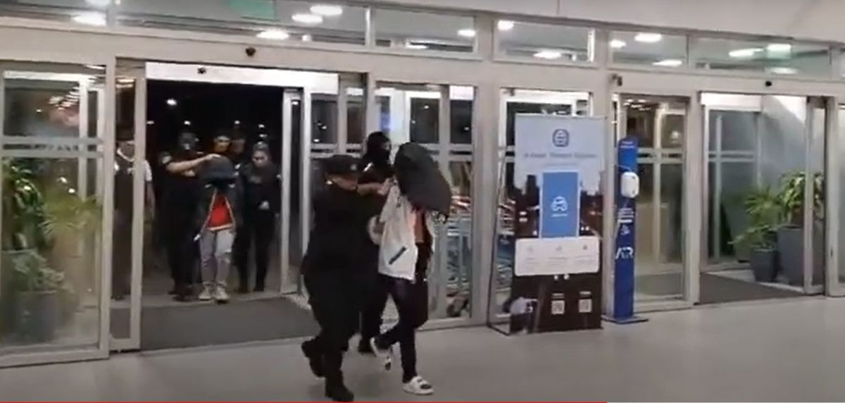 La mujeres fueron llevadas hasta la sede de la Policía Aeroportuaria en Fisherton. La mujeres fueron llevadas hasta la sede de la Policía Aeroportuaria en Fisherton.