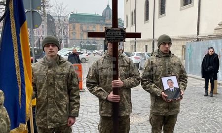 En el centro de Lviv se realizó el funeral de seis soldados que murieron en el ataque ruso a Yavoriv el domingo. En el centro de Lviv se realizó el funeral de seis soldados que murieron en el ataque ruso a Yavoriv el domingo.