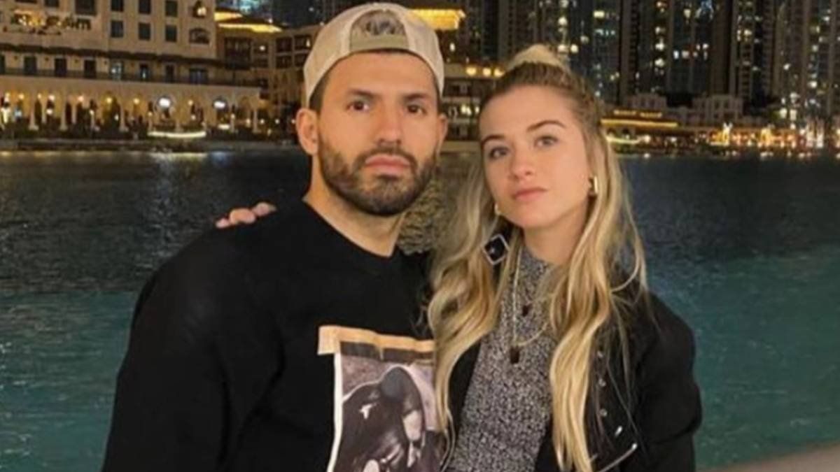 Video: el Kun Agüero con su novia en una Ferrari de 2 millones de dólares