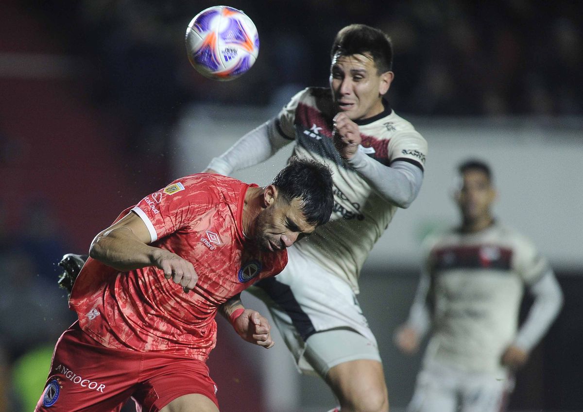 Colón perdió con Argentinos Juniors en el duelo por la fecha 25 de la Liga Profesional.