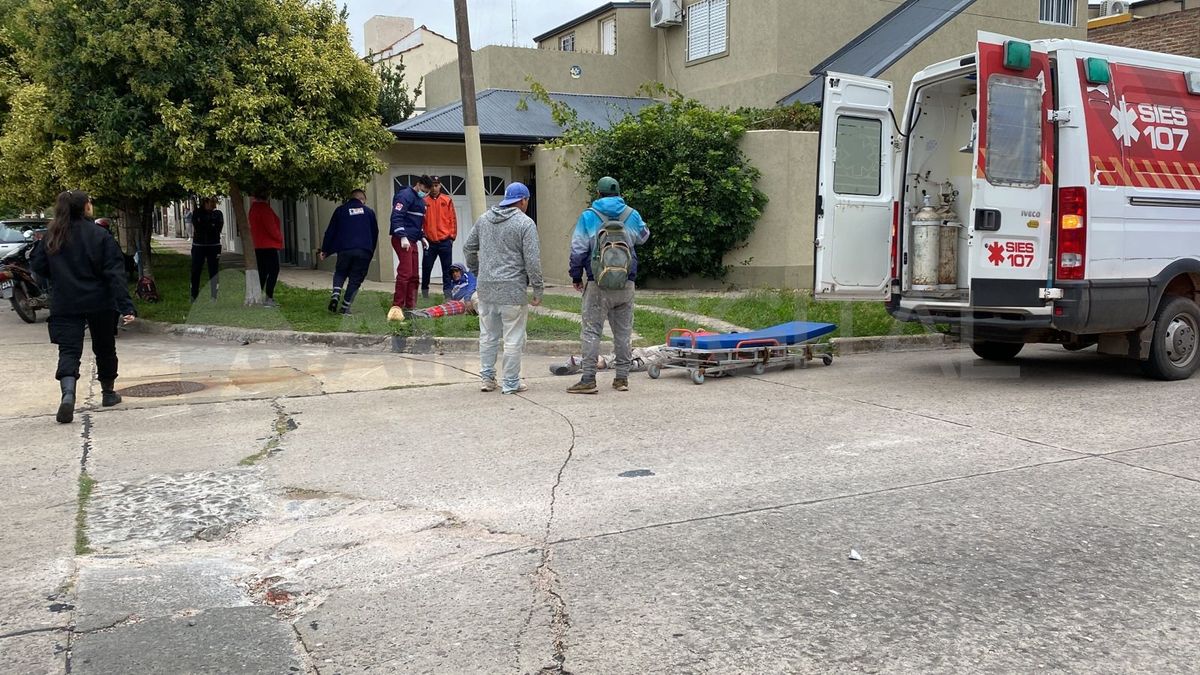 Dos ambulancias del 107 asistieron a las víctimas del accidente y las trasladaron al Hospital José María Cullen.