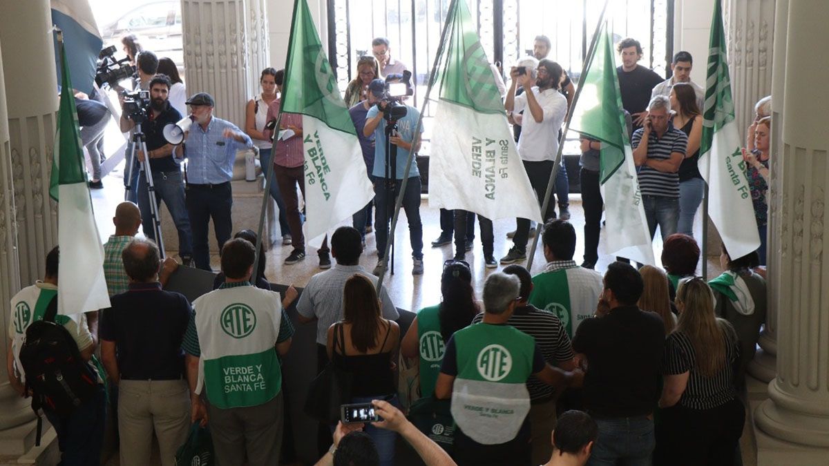 Se trata de un grupo trabajadores que cumplen funciones en dependencias del Ministerio de Economía.