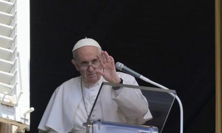 “A las corporaciones mineras, petroleras, forestales, inmobiliarias y de agronegocios, pido que dejen de destruir la naturaleza, dejen de contaminar, dejen de intoxicar los pueblos y los alimentos”, pidió el Papa Francisco. “A las corporaciones mineras, petroleras, forestales, inmobiliarias y de agronegocios, pido que dejen de destruir la naturaleza, dejen de contaminar, dejen de intoxicar los pueblos y los alimentos”, pidió el Papa Francisco.