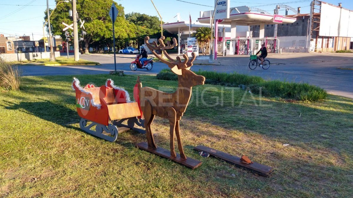 El viernes notaron quienes pasaron por el lugar que había quedado un solo reno de la decoración navideña