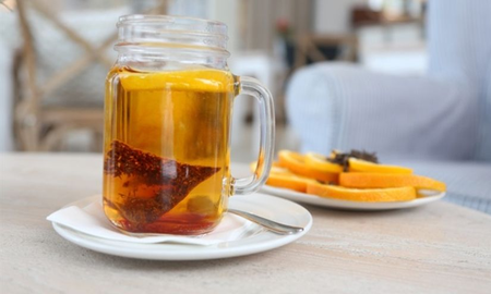 La kombucha se obtiene mediante la fermentación de té con una colonia de bacterias y levaduras beneficiosas. La kombucha se obtiene mediante la fermentación de té con una colonia de bacterias y levaduras beneficiosas.