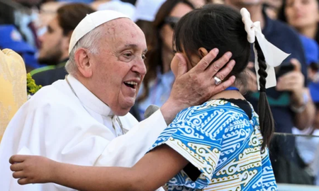 Francisco saluda a una niña durante la inauguración de la Jornada Mundial de la Infancia. Francisco saluda a una niña durante la inauguración de la Jornada Mundial de la Infancia.