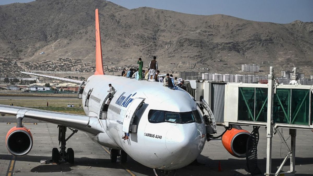 El Ministerio de Defensa brit&aacute;nico inform&oacute; este domingo de la muerte de siete personas en medio del caos del aeropuerto, sin dar detalles sobre c&oacute;mo tuvieron lugar esos decesos.