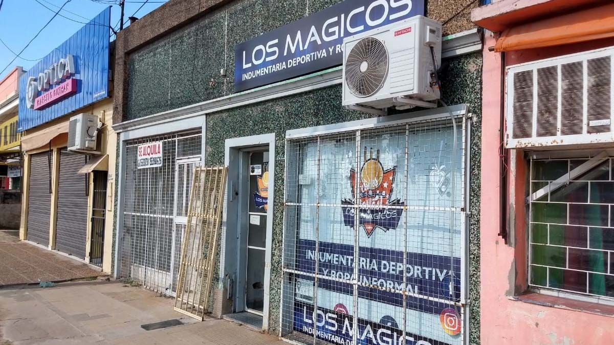 Ladrones ingresaron por el techo de un negocio de indumentaria deportiva y robaron más de $250.000 en mercadería