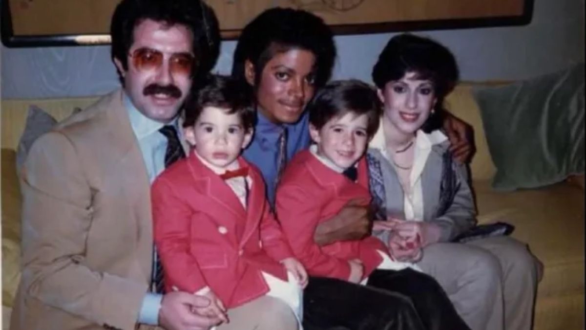 Una imagen histórica de los hermanos Cascio con Michael Jackson. Tras defender su inocencia durante dos décadas, ahora revelan la existencia de un millonario acuerdo de confidencialidad que se quebró recientemente. Una imagen histórica de los hermanos Cascio con Michael Jackson. Tras defender su inocencia durante dos décadas, ahora revelan la existencia de un millonario acuerdo de confidencialidad que se quebró recientemente. 