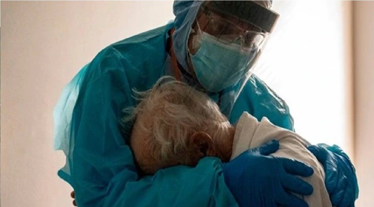 El emotivo abrazo de un médico a un abuelo internado en terapia intensiva que conmueve al mundo