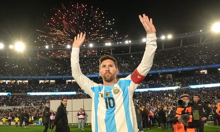 Lionel Messi, capitán de la Selección Argentina dejó una afirmación que generó una fuerte ilusión sobre la continuidad de una carrera que lleva 22 años en el fútbol profesional. Lionel Messi, capitán de la Selección Argentina dejó una afirmación que generó una fuerte ilusión sobre la continuidad de una carrera que lleva 22 años en el fútbol profesional.