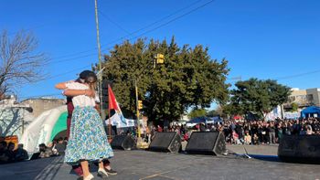 El escenario se montó sobre calle Estanislao Zeballos, donde hubo festival folklórico y shows musicales.