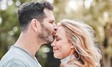 El beso en la frente, cuando proviene de tu pareja, transmite amor, protección y una sensación única de ser la persona más importante en su vida.