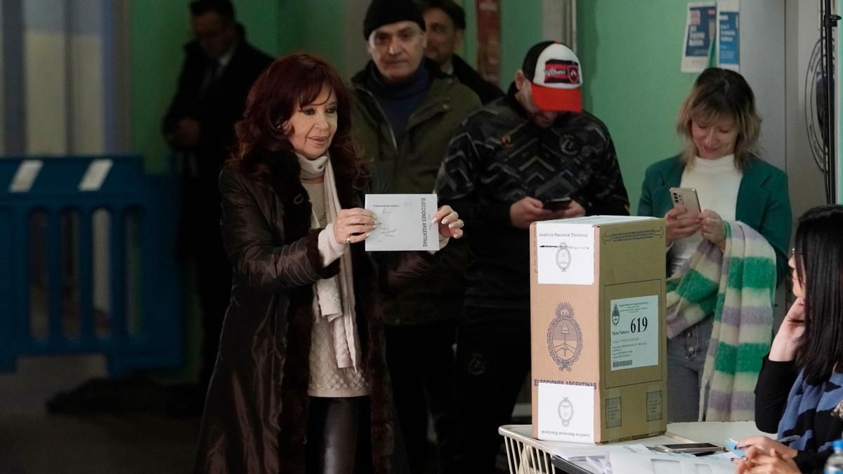 Cristina Kirchner recordó que en esa misma escuela votaba su esposo Néstor Kirchner. Cristina Kirchner recordó que en esa misma escuela votaba su esposo Néstor Kirchner.