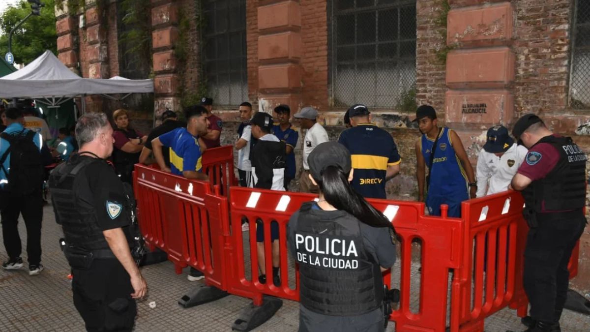 Casi cien trapitos demorados y varios detenidos durante el Superclásico entre Boca y River en La Bombonera