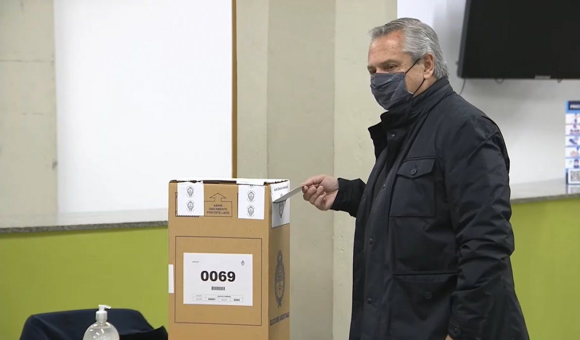 Paso 2021: por qué la urna en la que votó Alberto Fernández estaba abierta