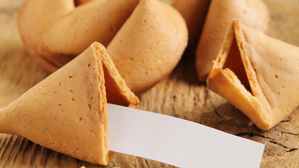 Las galletas de la suerte o de la fortuna son una de las galletas más queridas por sus mensajes.