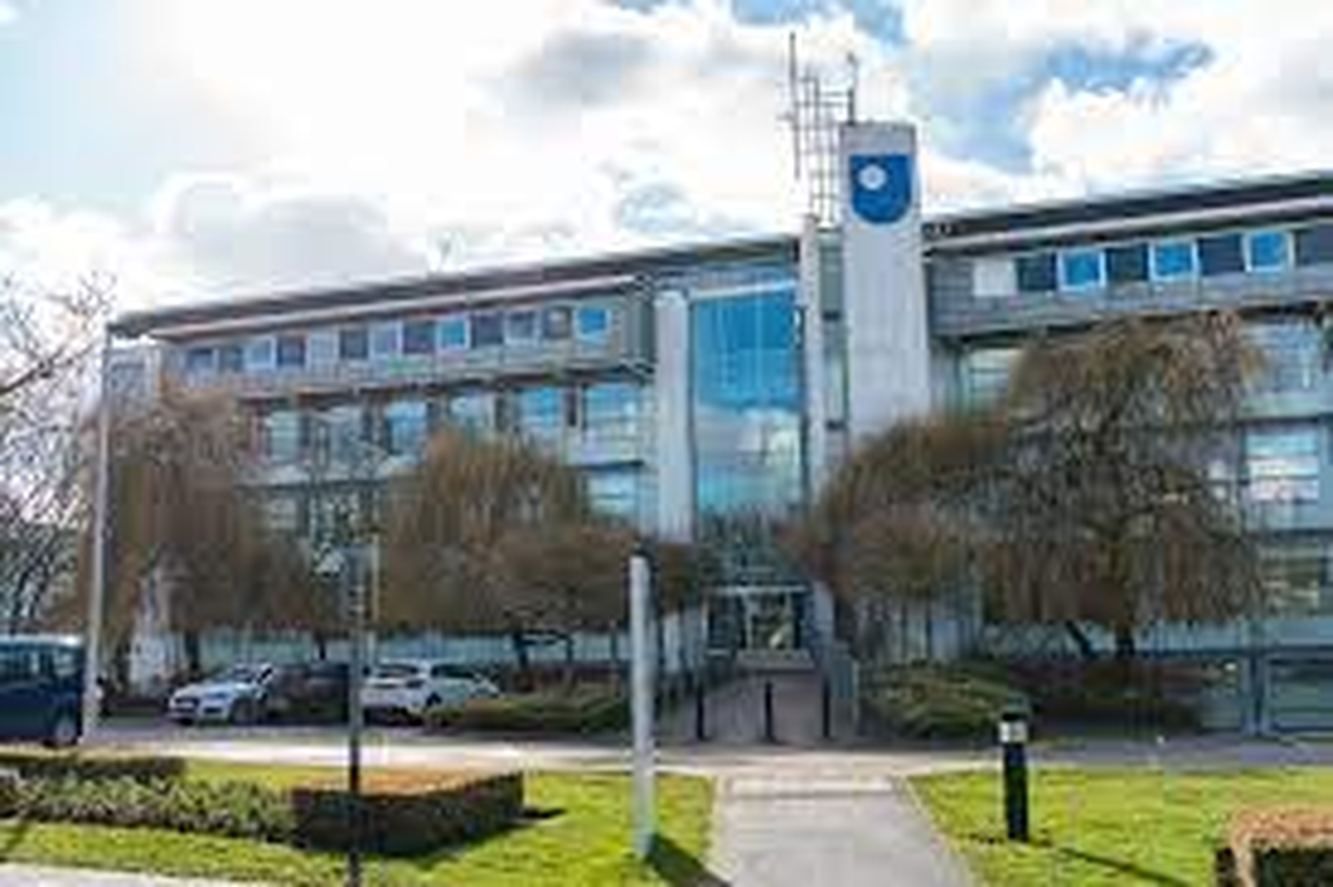 La Universidad Abierta (The Open University, OU) es una universidad pública británica.