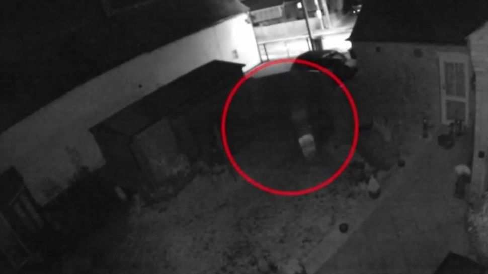 Cámara de seguridad grabó un fantasma en el patio de su casa