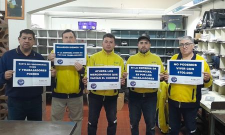 Trabajadores de Correo Argentino en Santa Fe, durante una jornada de lucha. Trabajadores de Correo Argentino en Santa Fe, durante una jornada de lucha.